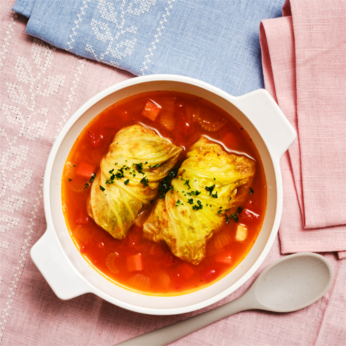 春野菜スープでいただくロールキャベツ